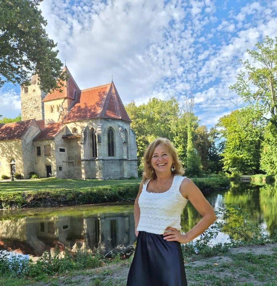 Monika Fornix an der Schlosskirche in Pottendorf – herzliche Begleitung mit fühlenden Händen