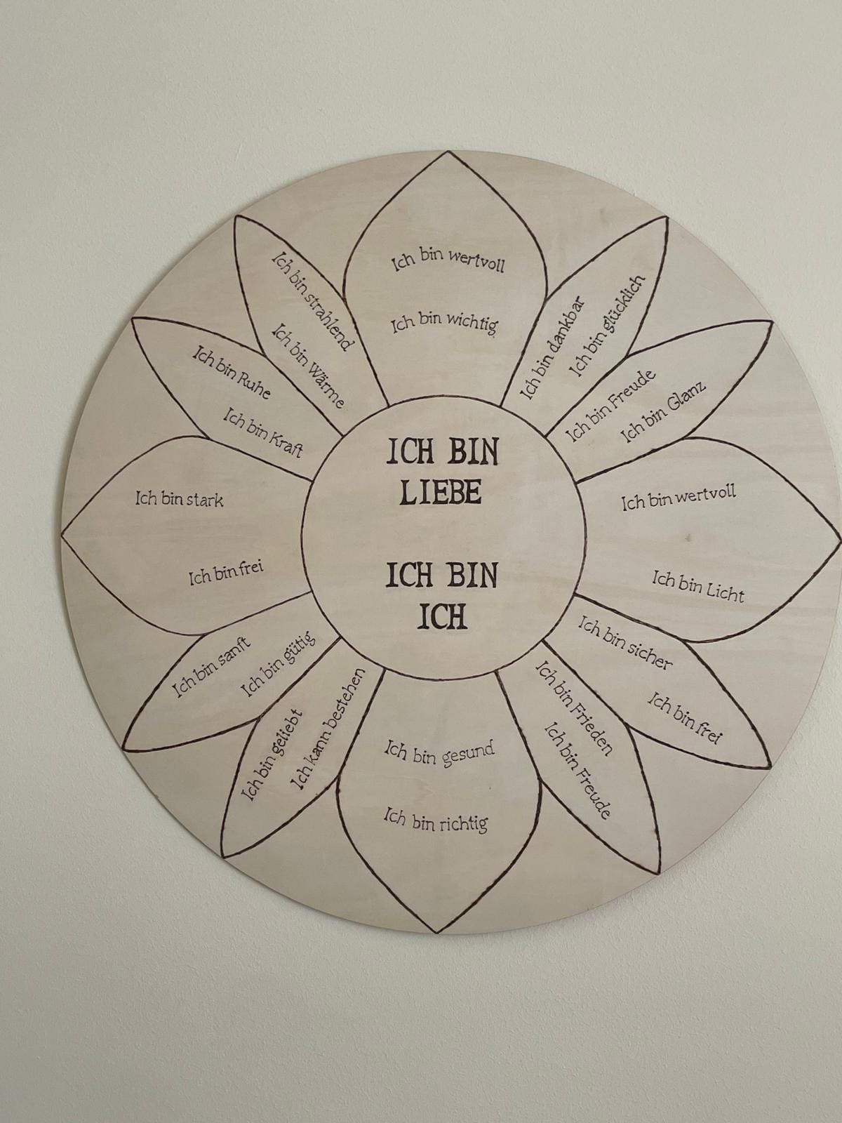 Affirmationsblume aus Holz: Ich bin Liebe – Ich bin ich